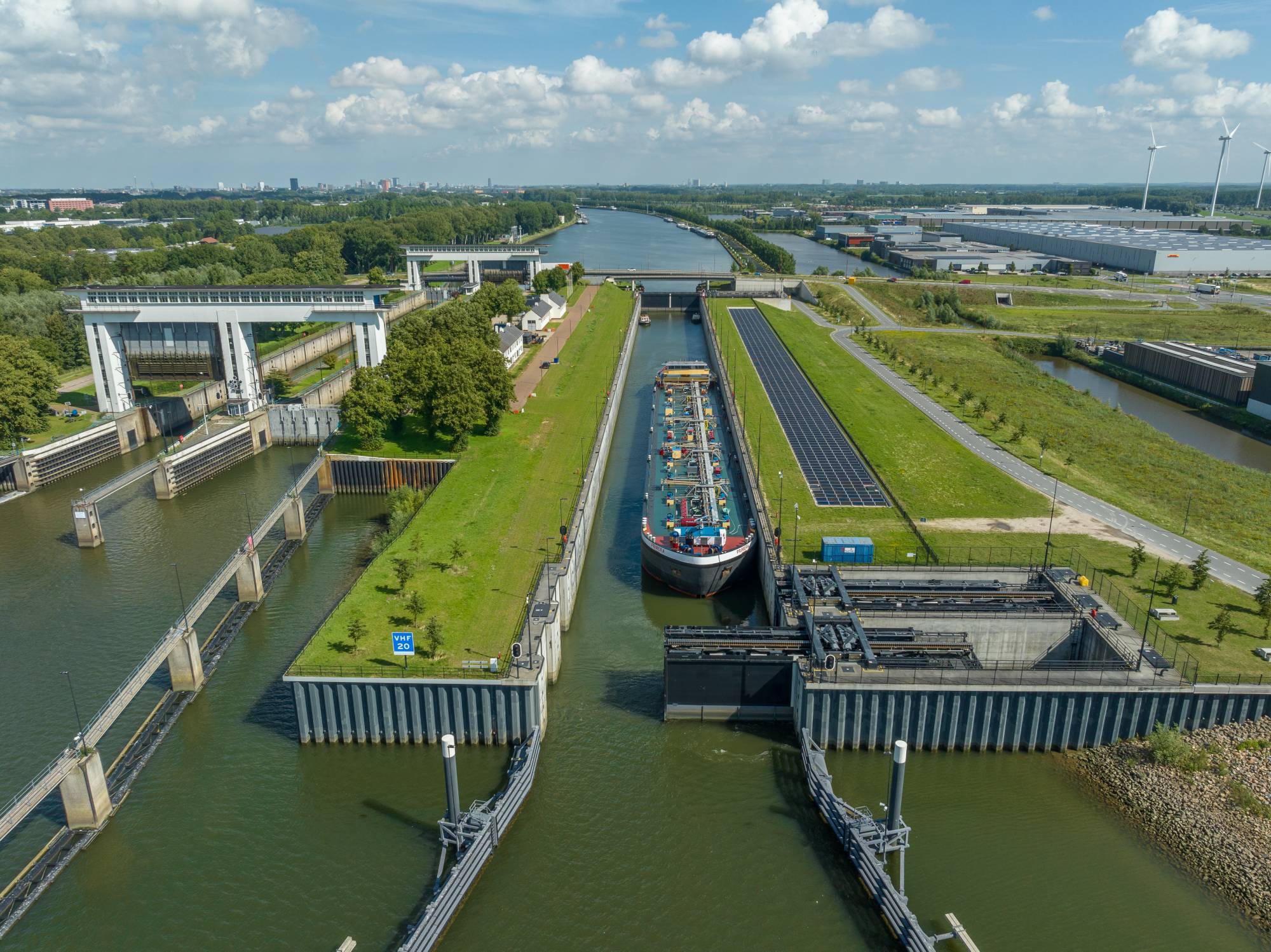 dronefoto_beatrixsluis_vooraanzicht_schip_tcm26-329457